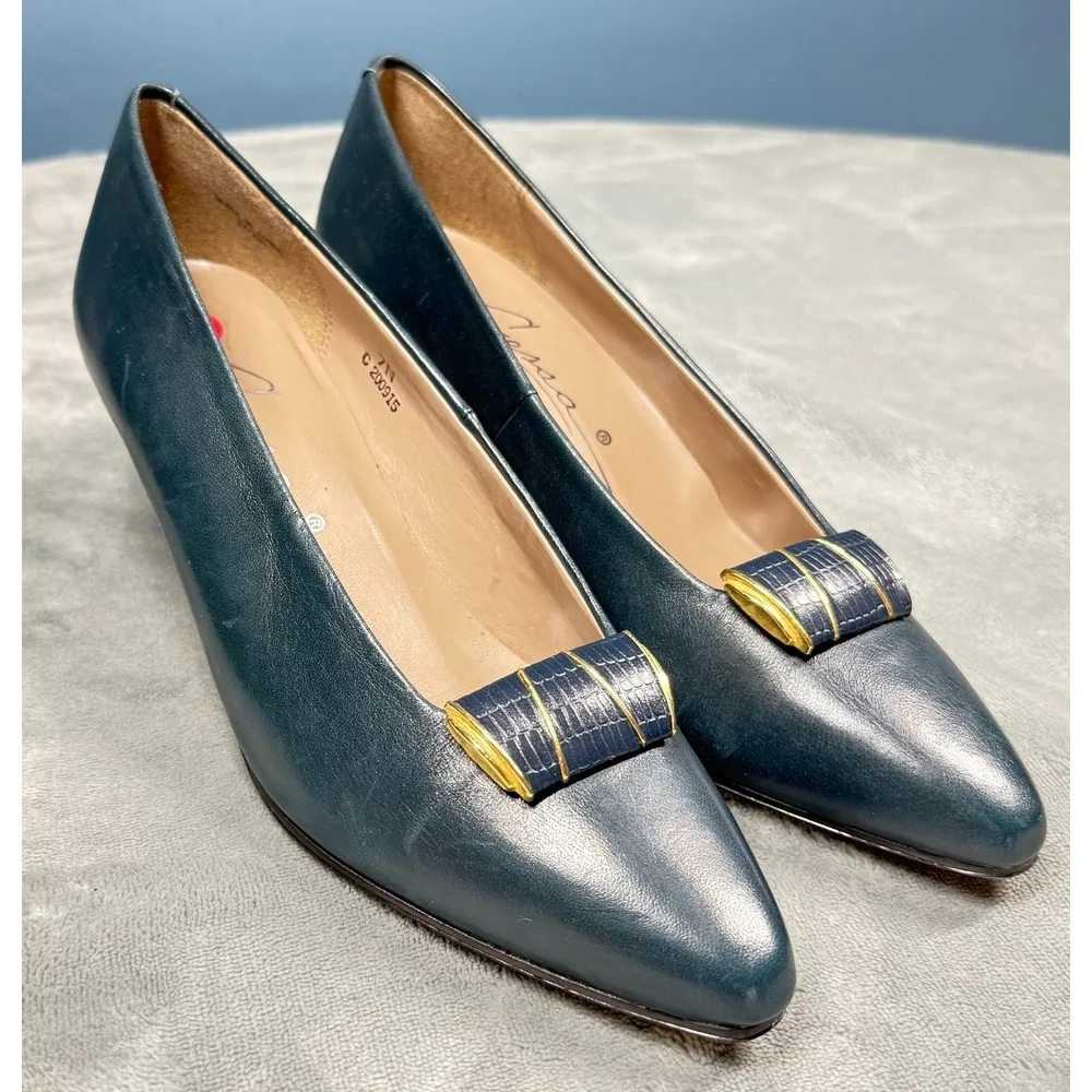 Caressa Pumps Womens 7N Navy Blue Leather Heels Gold Bow Buckle Career